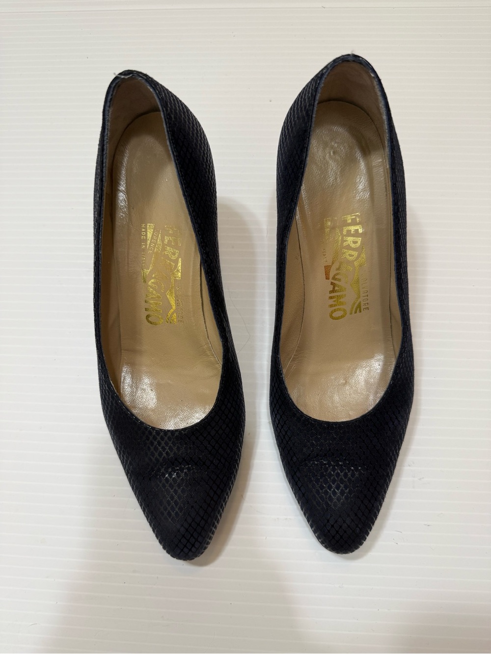 Ferragamo Black Textured Leather Pumps Size 7 - Picture 3 of 10